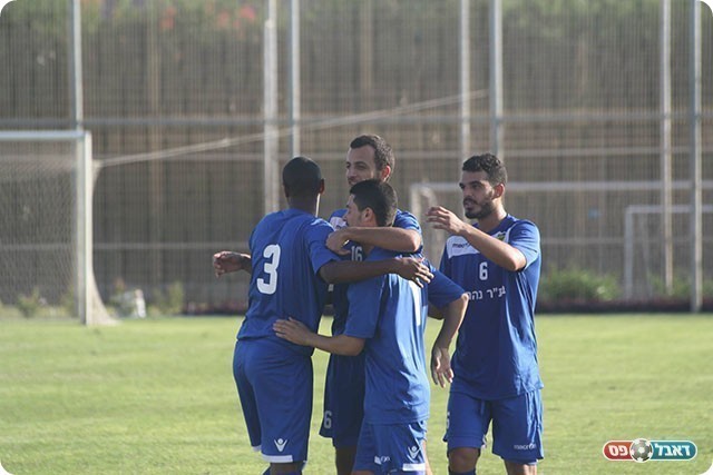 שחקני נהריה חוגגים עם דין כהן (מיכה פישנזון)
